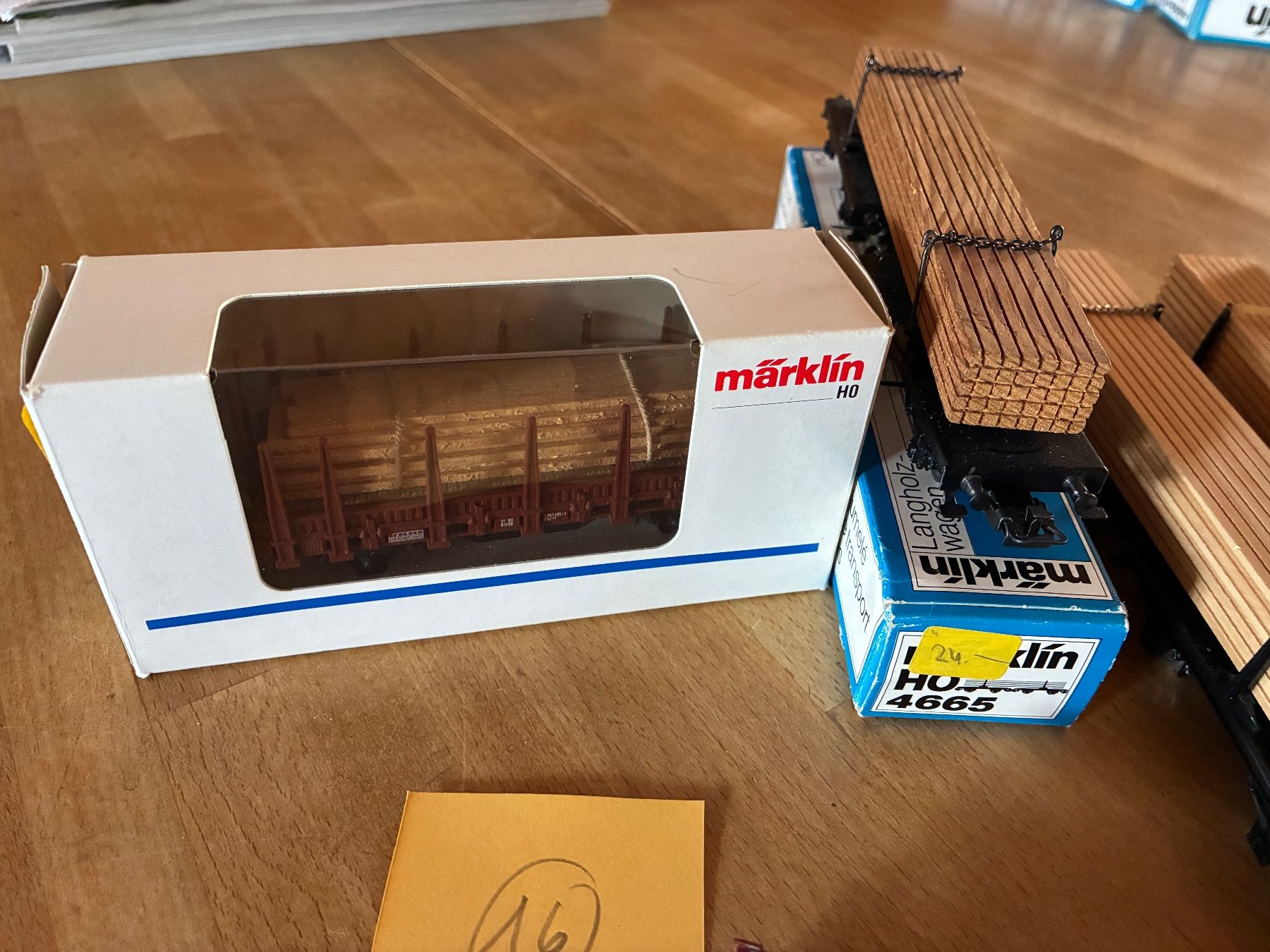 Märklin Modelleisenbahnen: Märklin - 2 Loks mit Güterwagen. u – Gebraucht aus Reigoldswil von Frog40 6