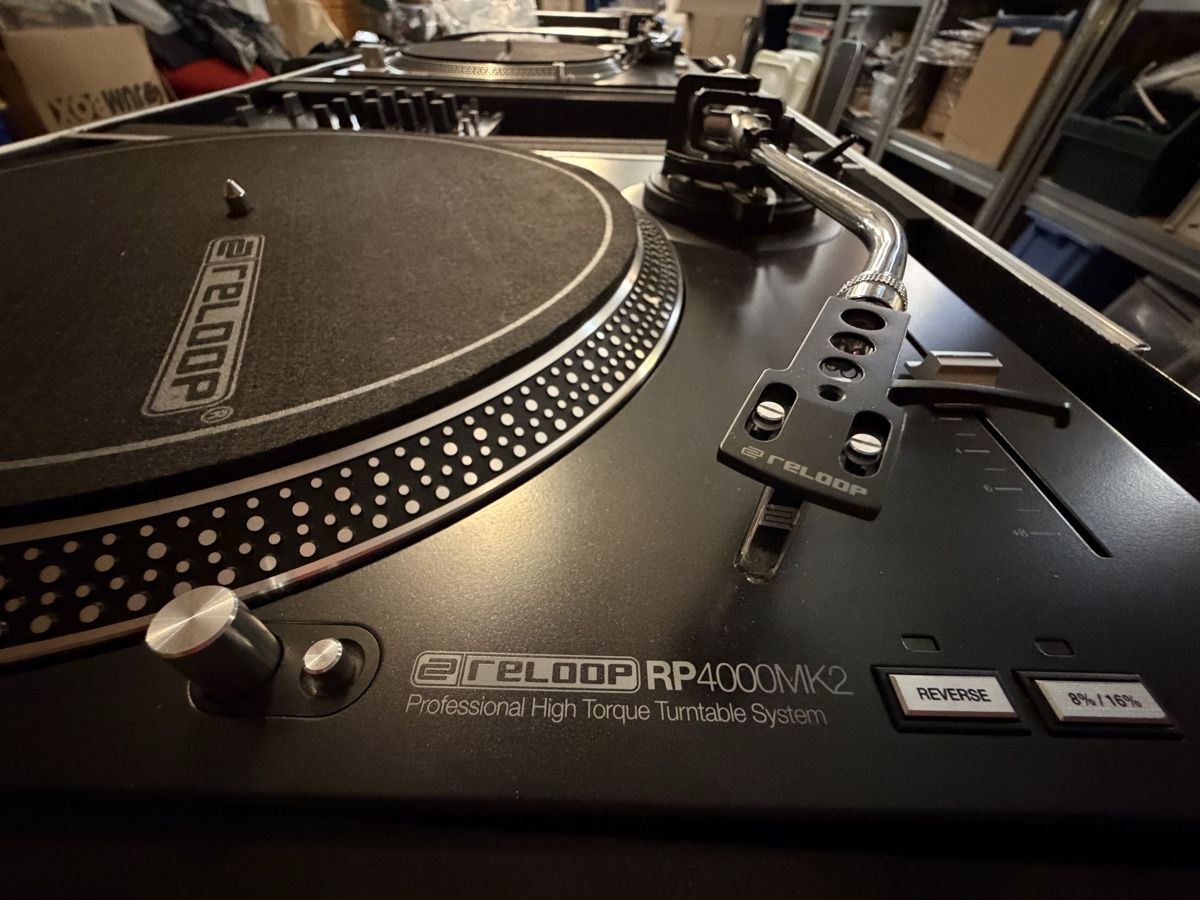 Reloop Console di mixaggio: Reloop ensemble DJ complet platines vinyls + mix + case  – Nuovo e nell'imballaggio originale da Vevey venduto da Legrand.Studio 1