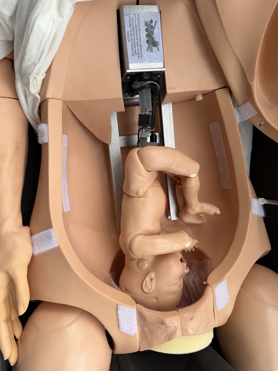 Medizinische Geräte: Gaumard NOELLE Geburtssimulator mit Baby – Gebraucht aus Mühleberg von Shindy14 5
