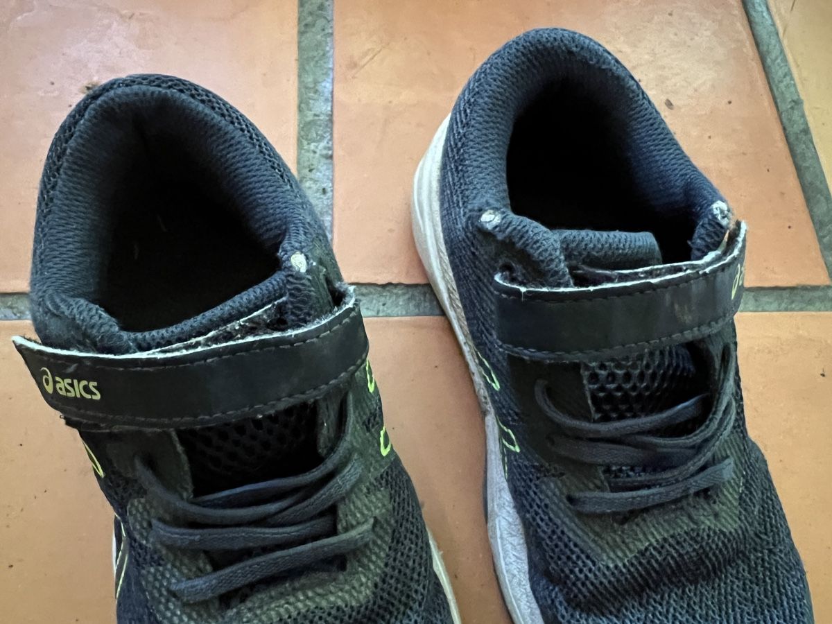 Asics Schuhe für Jungen: Asics Kinder Turnschuhe Grösse 29/30 – Gebraucht aus Wohlenschwil von SmokyAnnie 1