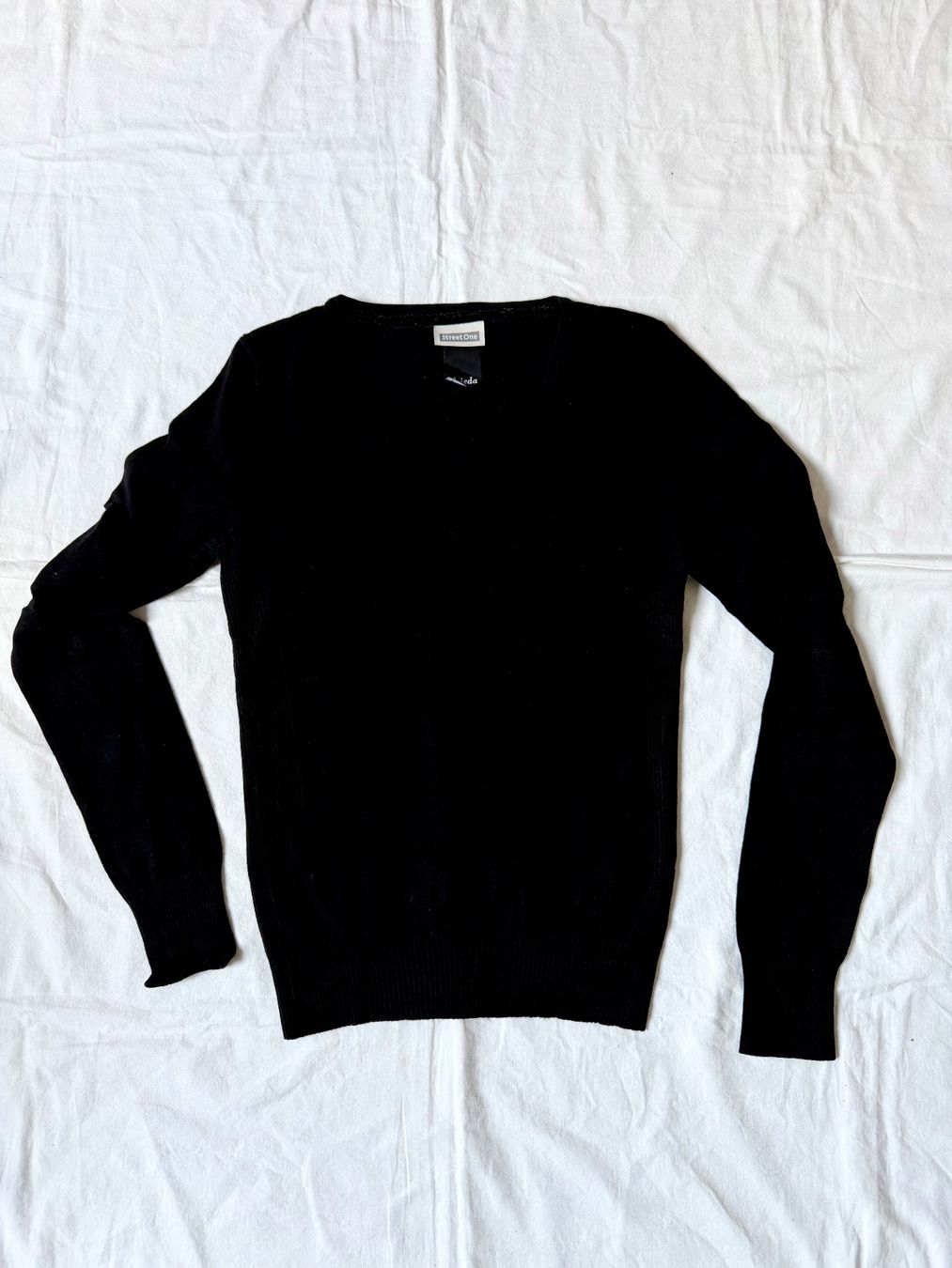 Maglioni & Felpe: Street One Feinstrick Pullover schwarz, V-Ausschnitt, Gr. 34 – Usato da Basel venduto da Solaia28