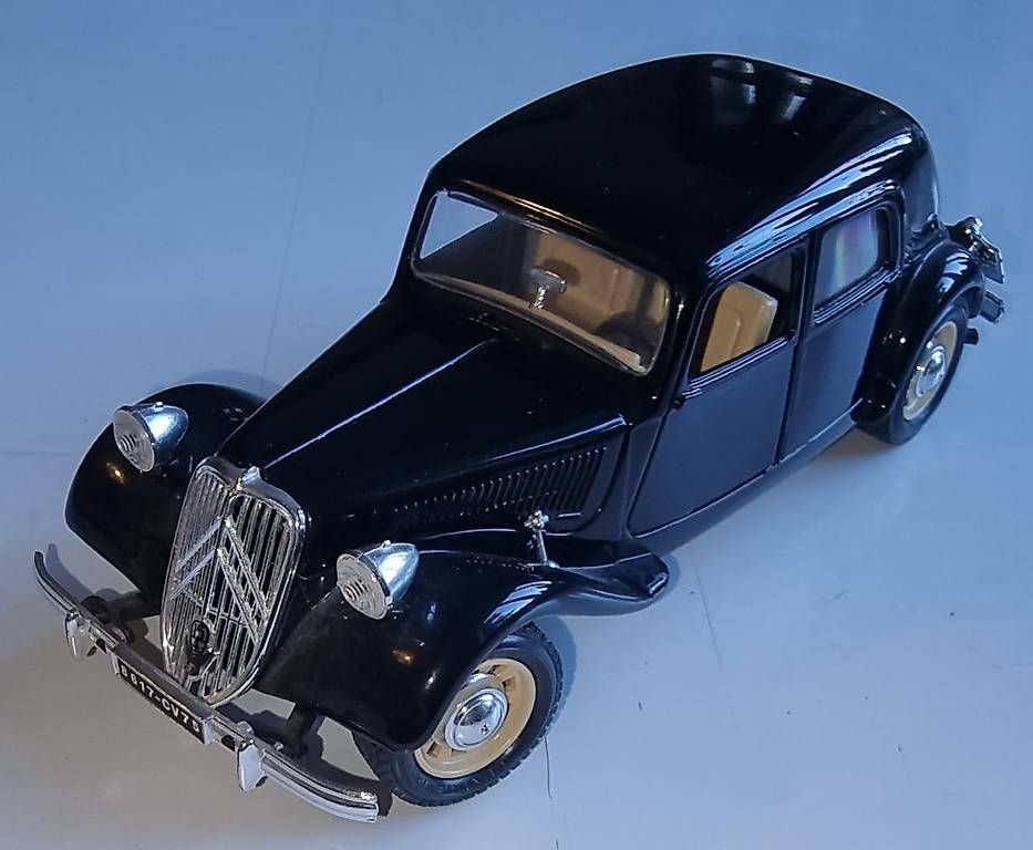Modellini d'auto: 5 Modell Oldtimer Autos + 1 rotes Ferrari-Modell-Auto – Usato da Bern venduto da hebrima 2