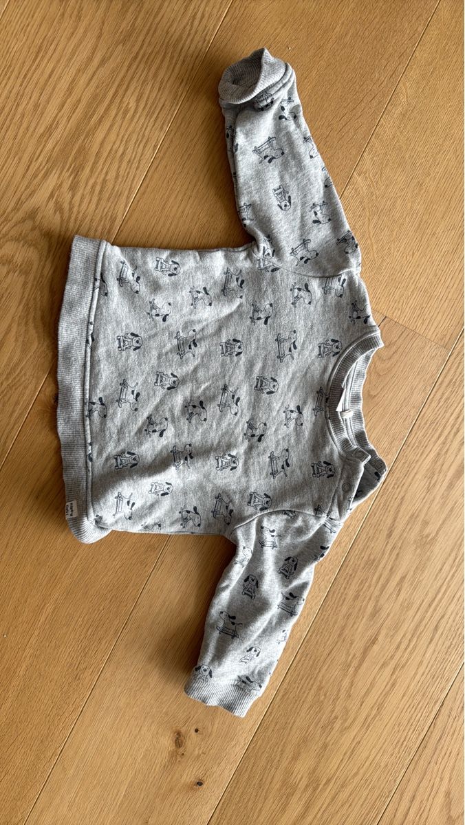 Maglioni & Felpe: Süsser Baby Pullover Gr.74/80- Hunde Muster Grau – Nuovo (secondo la descrizione) da Sonnental venduto da sop_9scm