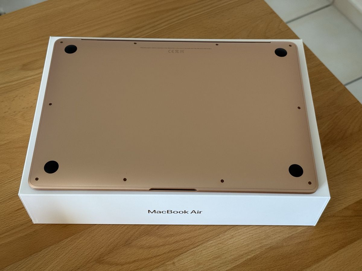 Apple Notebook: MacBook Air M1 mit Apple Care + bis Juni 2027 – Nuovo (secondo la descrizione) da Flawil venduto da rho199 3