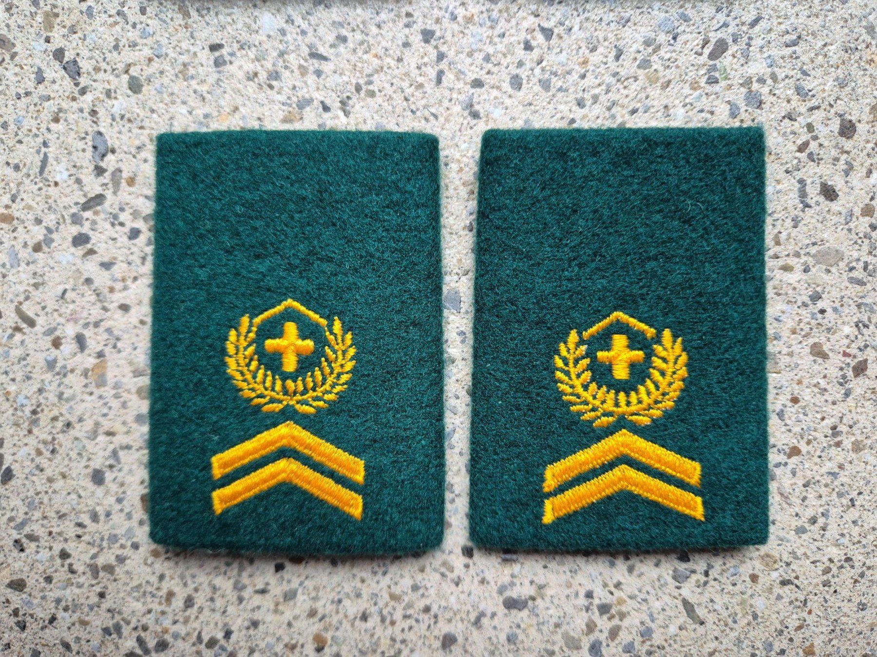 Schweizer Armee Placchette & Badge: *** Gradabzeichen Patten Set Feldweibel Infanterie *** – Nuovo e nell'imballaggio originale da Riedholz venduto da fr_sIruP