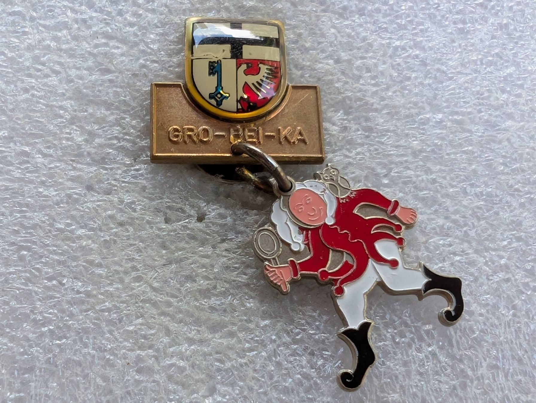 Plaketten & Abzeichen: Ansteckpin 45: Gro Hei Ka – Gebraucht aus Oppligen von Pin-Fall-Shop