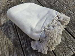 Bettüberwurf BW-mit Pompons (Doppelbett) blanc cassé/taupe