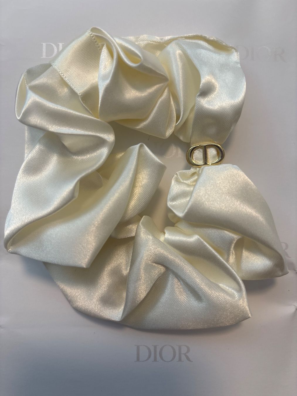 Dior Accessori per capelli: Original Dior Beauty CD Scrunchie - Ecru 🤍 – Nuovo (secondo la descrizione) da Bülach venduto da ter_6jf8