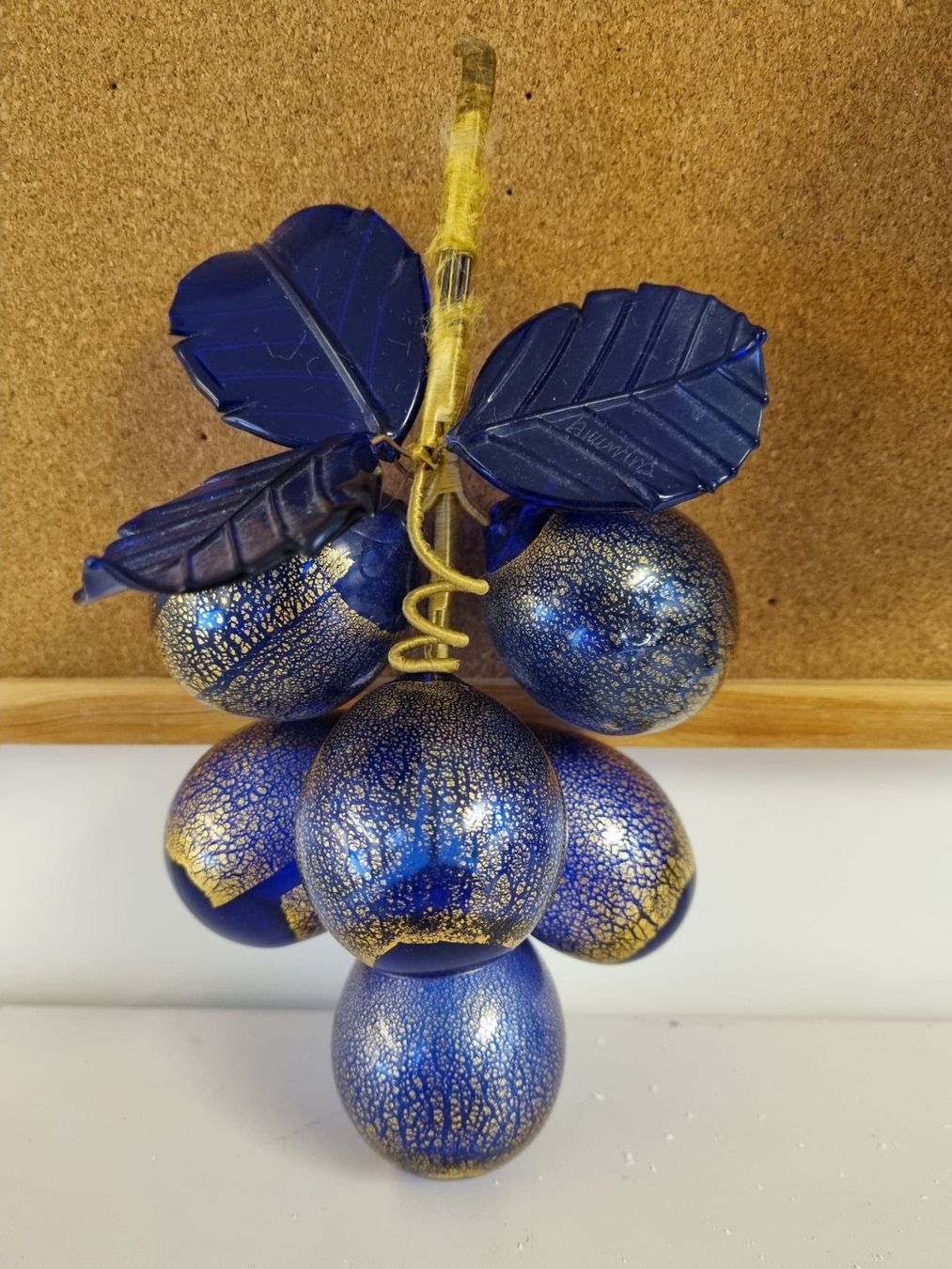 Sculture & Statue: Grappolo uva in vetro soffiato blu cobalto e oro – Usato da Camorino venduto da yponzio 3