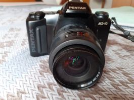 Pentax Spiegelreflexkamera MZ-10 mit Tragriemen und Objektiv