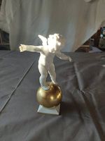 Hutschenreuther: Porzellanfigur Engel mit goldener Kugel