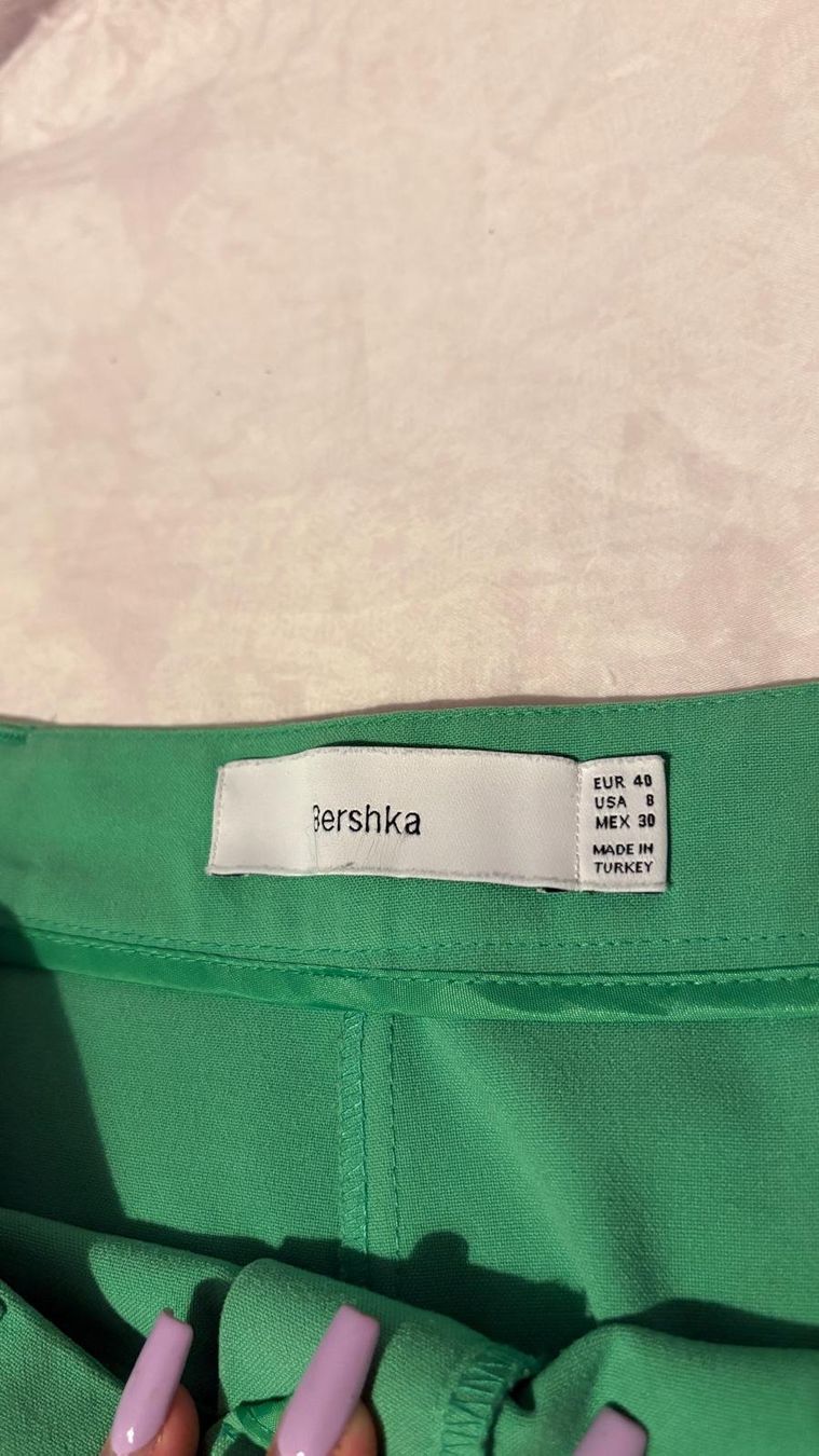 Bershka Pantaloni: Anzugshose Grün – Usato da Thalwil venduto da Corinne7 1