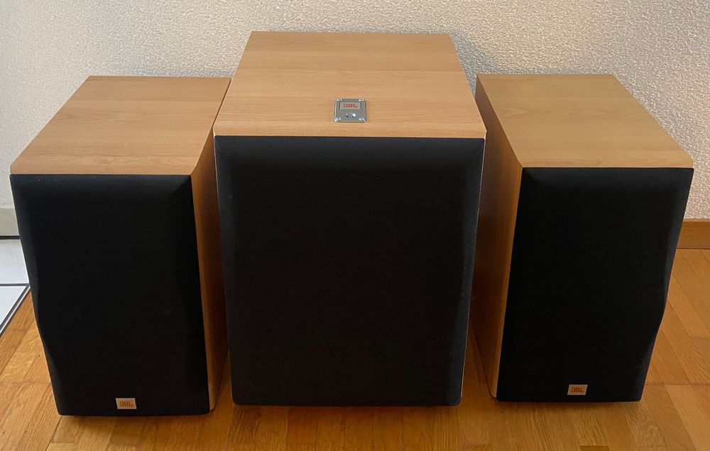 Ein Paar JBL E30 Bookshelf Speakers und einen JBL E150P/230 Kaufen