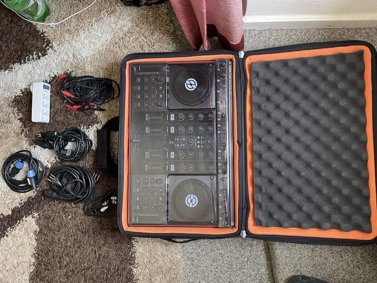 Traktor Console di mixaggio: Traktor Kontrol S4 – Usato da Malans GR venduto da JIKU23