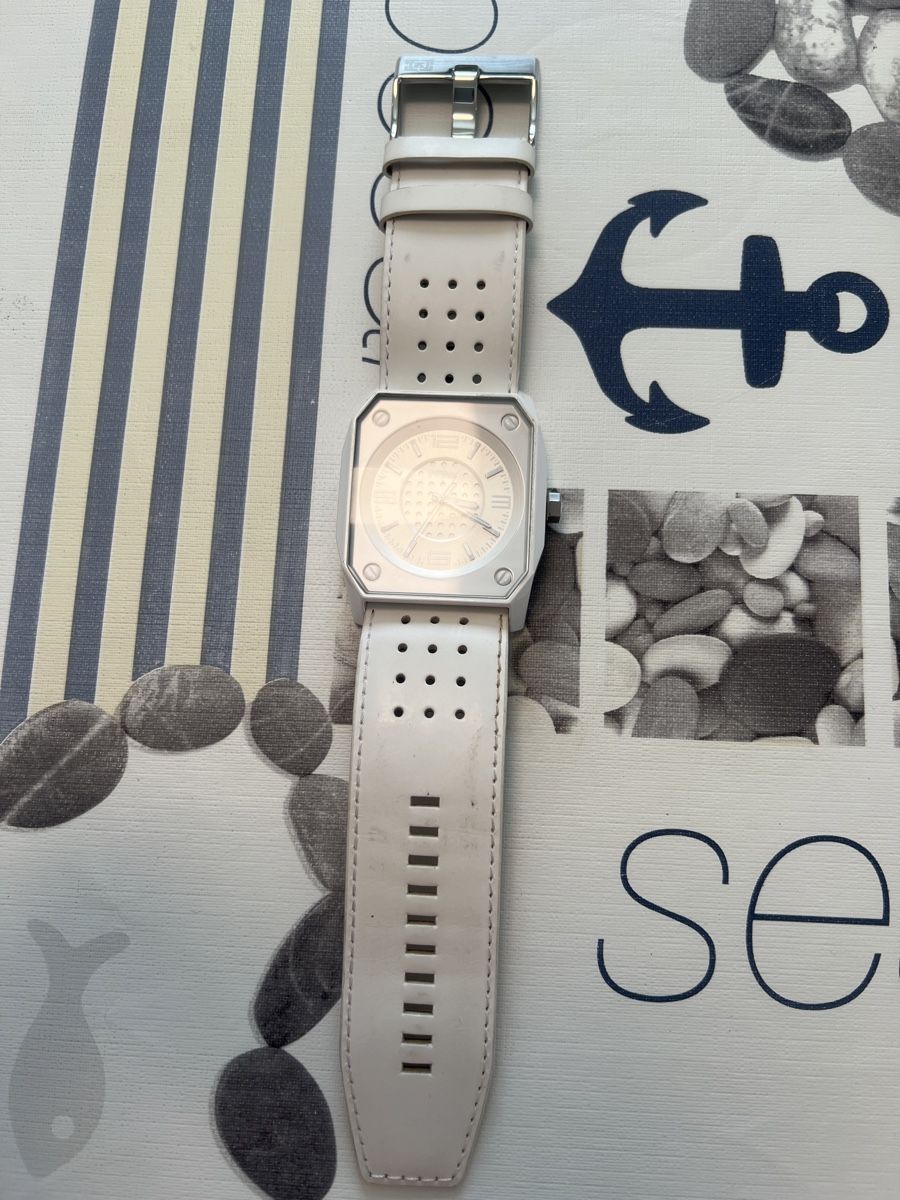 Orologi: Montre cuir blanche K – Usato da Payerne venduto da Kikas