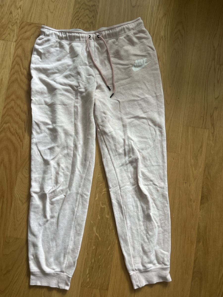 Nike Pantaloni: Nike Trainerhose Rosa – Usato da Zürich venduto da ant_pql9