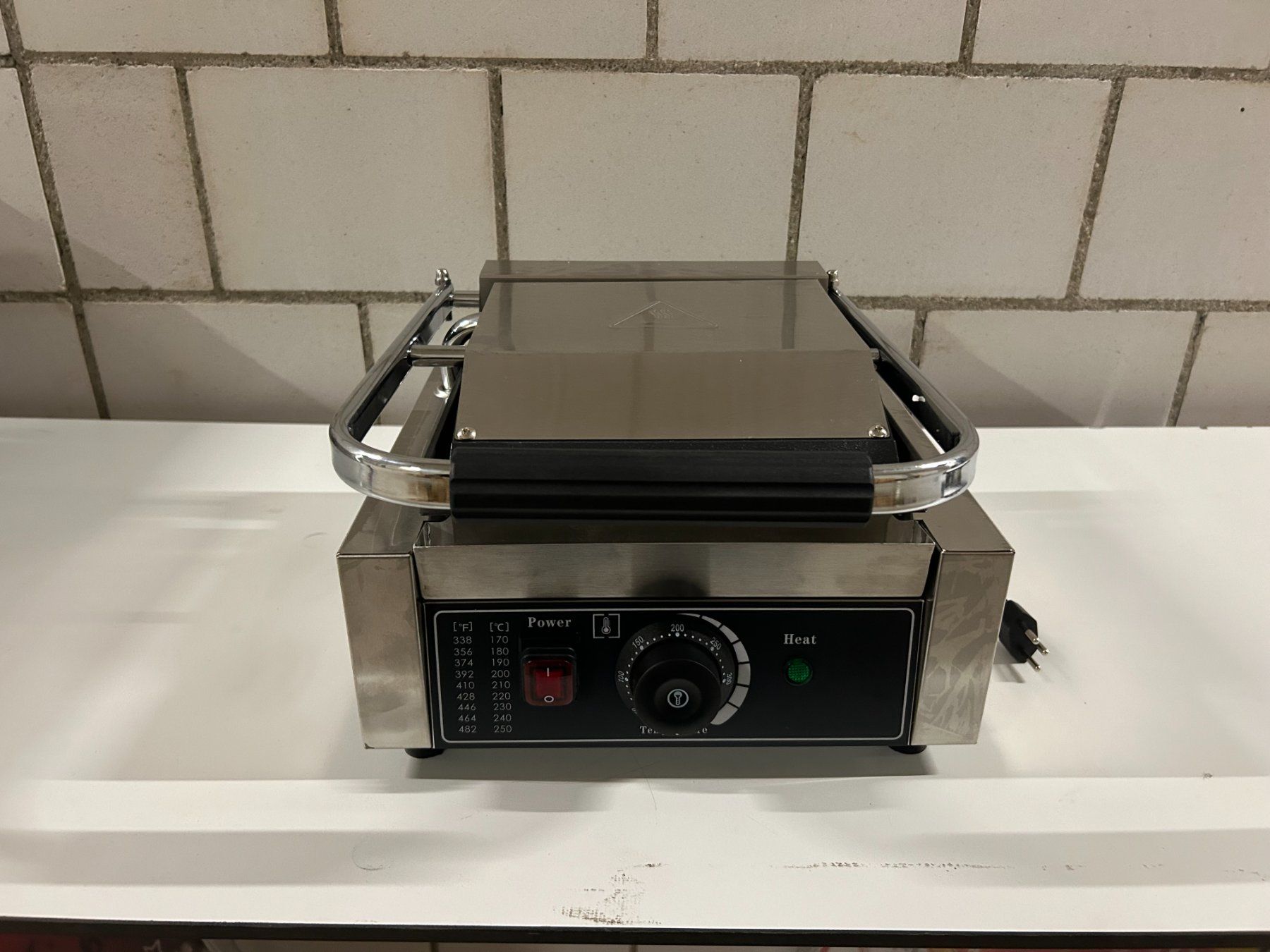 Appareils de cuisine: Kontakt Grill NEU mit Garantie – Neuf avec emballage d'origine à Hombrechtikon par SPS-Liquidationen 3