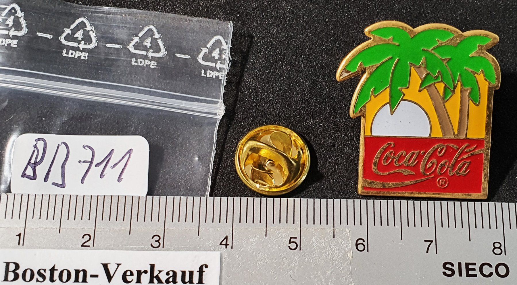 Placchette & Badge: BB711 - Pin Drink Coca Cola Insel – Usato da Reinach BL venduto da Boston-Verkauf 1