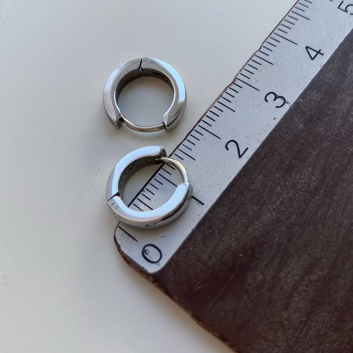 Orecchini pendenti & Orecchini a lobo: Silberne Edelstahl Mini Kreolen – Nuovo (secondo la descrizione) da Givisiez venduto da dor_xb9k 2