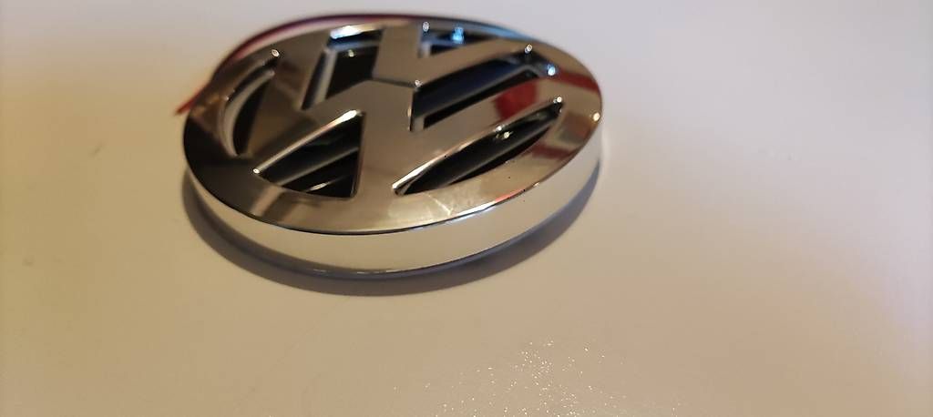 Tutti pezzi di ricambio auto: VW Emblem LED Rot 11cm – Usato da BASEL venduto da E-Bro.Electro 2