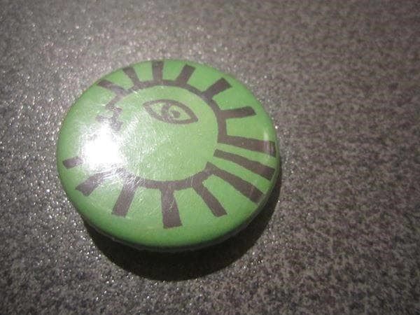 Plaketten & Abzeichen: Button Gesicht, grün – Gebraucht aus Zürich von abraxas1291