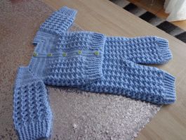 BABYGARNITUR IN MITTELBLAU GEHÄKELT