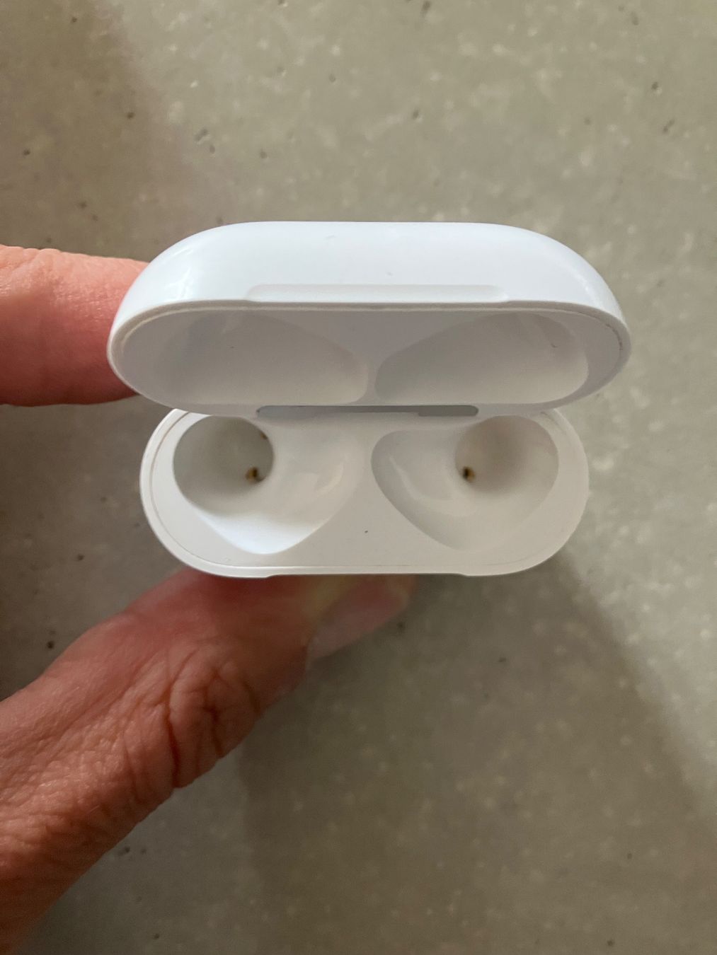 Apple Cuffie: APPLE AIRPODS 4 CASE – Usato da Lausanne venduto da mr.v 3
