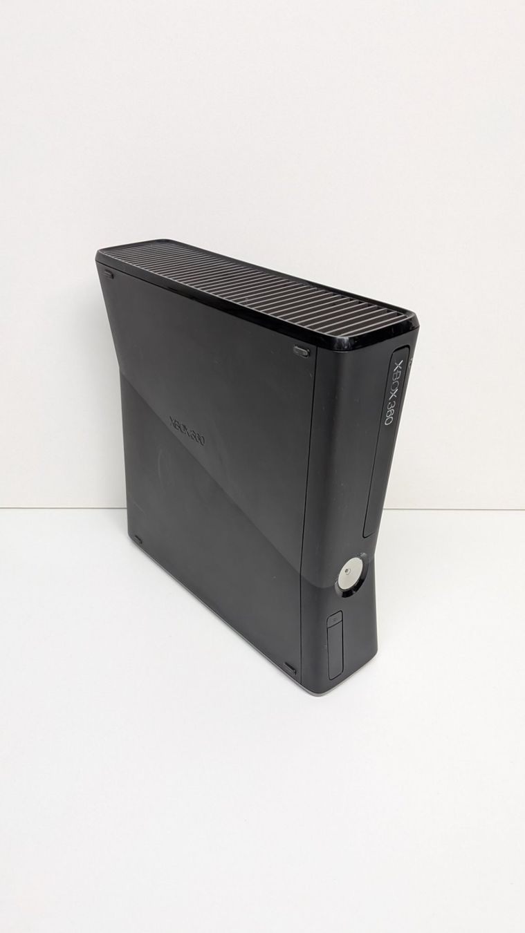 Microsoft Consoles: Microsoft Xbox 360 S inkl. 2 Controller – D'occasion à Menziken par mame18 3
