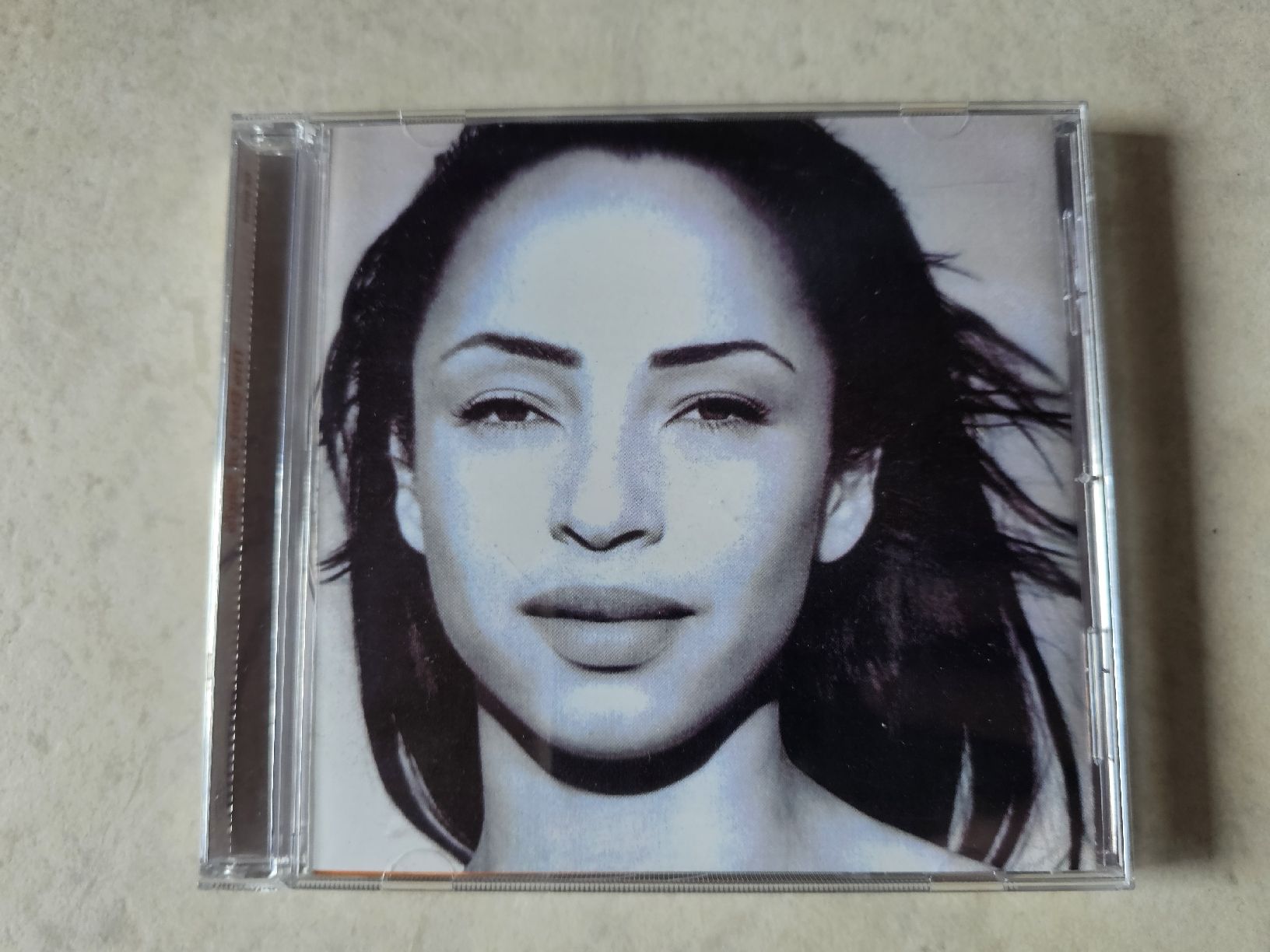 CD: Sade  -  The Best Of Sade  – Usato da Schneisingen venduto da backstore24