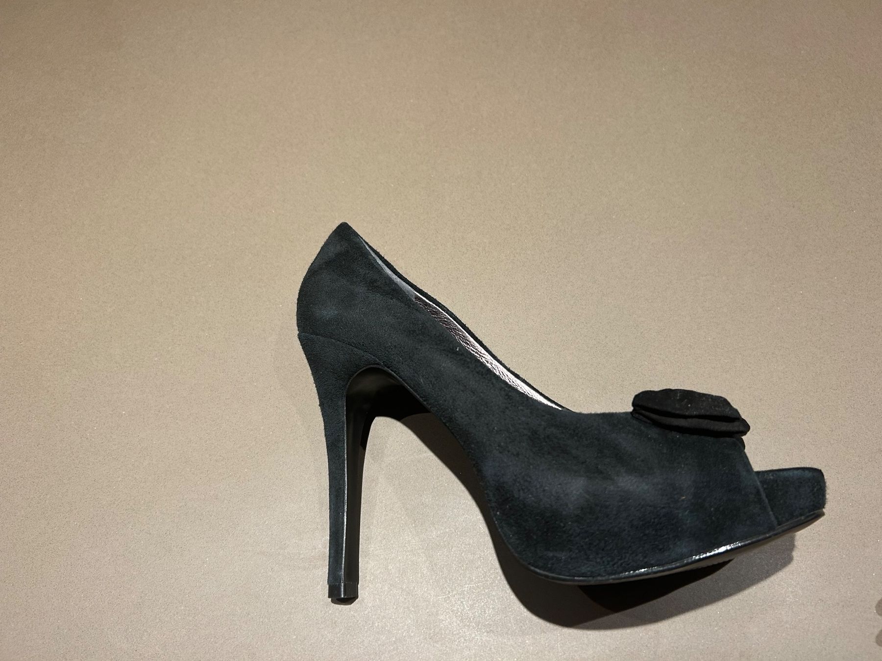 Damenschuhe: Schwarze Wildleder-Pumps mit Schleife – Gebraucht aus Kilchberg ZH von Anie. 2