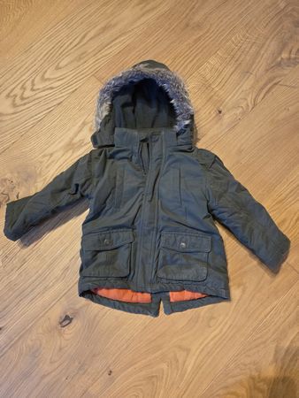 Kinderjacke dunkelgrün mit Kapuze Grösse 86