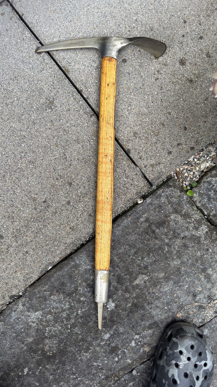 Petzl Kletterausrüstungen: Schweizer Armee Eispickel original – Neu (gemäss Beschreibung) aus Burgdorf von Catbagger64