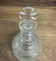 Elegante antike Flasche aus geschliffenem Kristallglas