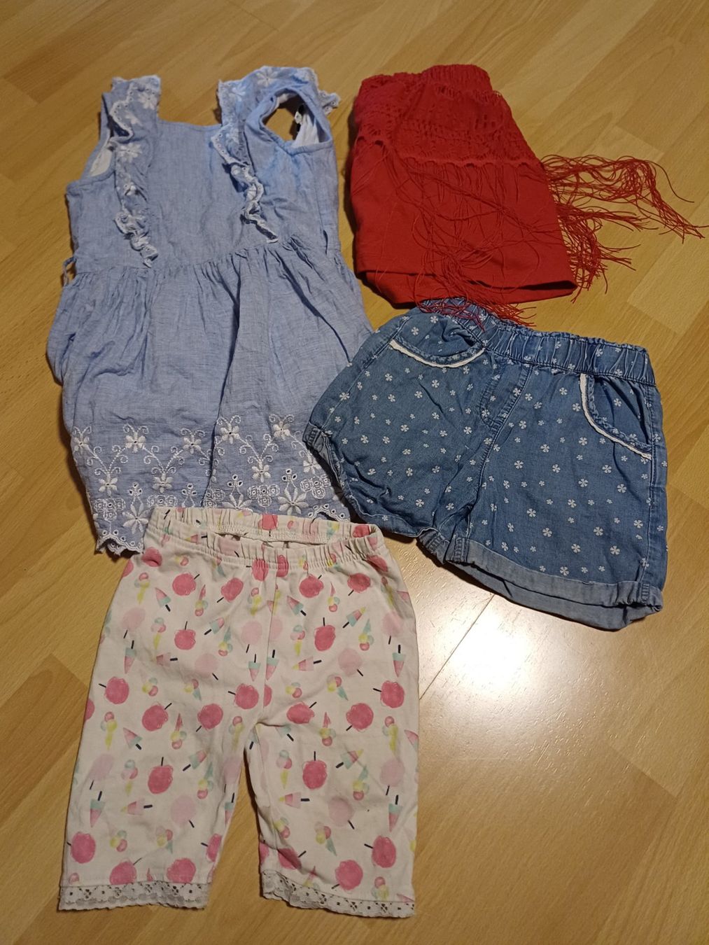 Lotti & Set di vestiti: Grosses Kleiderpacked Mädchen Gr.104 – Usato da Jenaz venduto da nad_m5h6 5