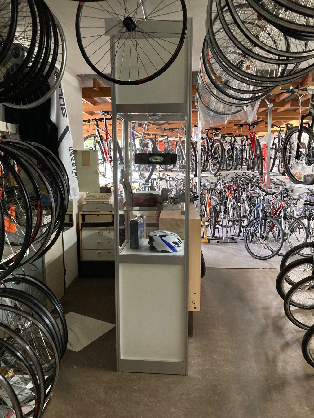 Regale: Verkaufsregal aus Velofachgeschäft – Gebraucht aus Oberlunkhofen von smaug03 4