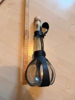 Glasflasche mit Lederhalterung