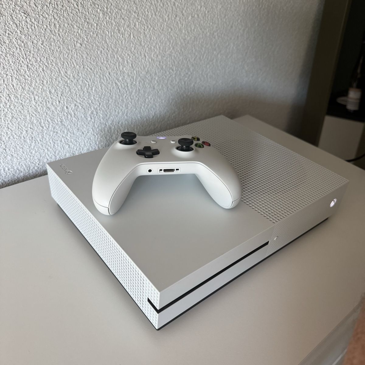 Microsoft Consoles: Xbox One S Konsole weiss mit Controller und Kabeln – Neuf (Voir description) à Rümlang par vla_9g7d 2