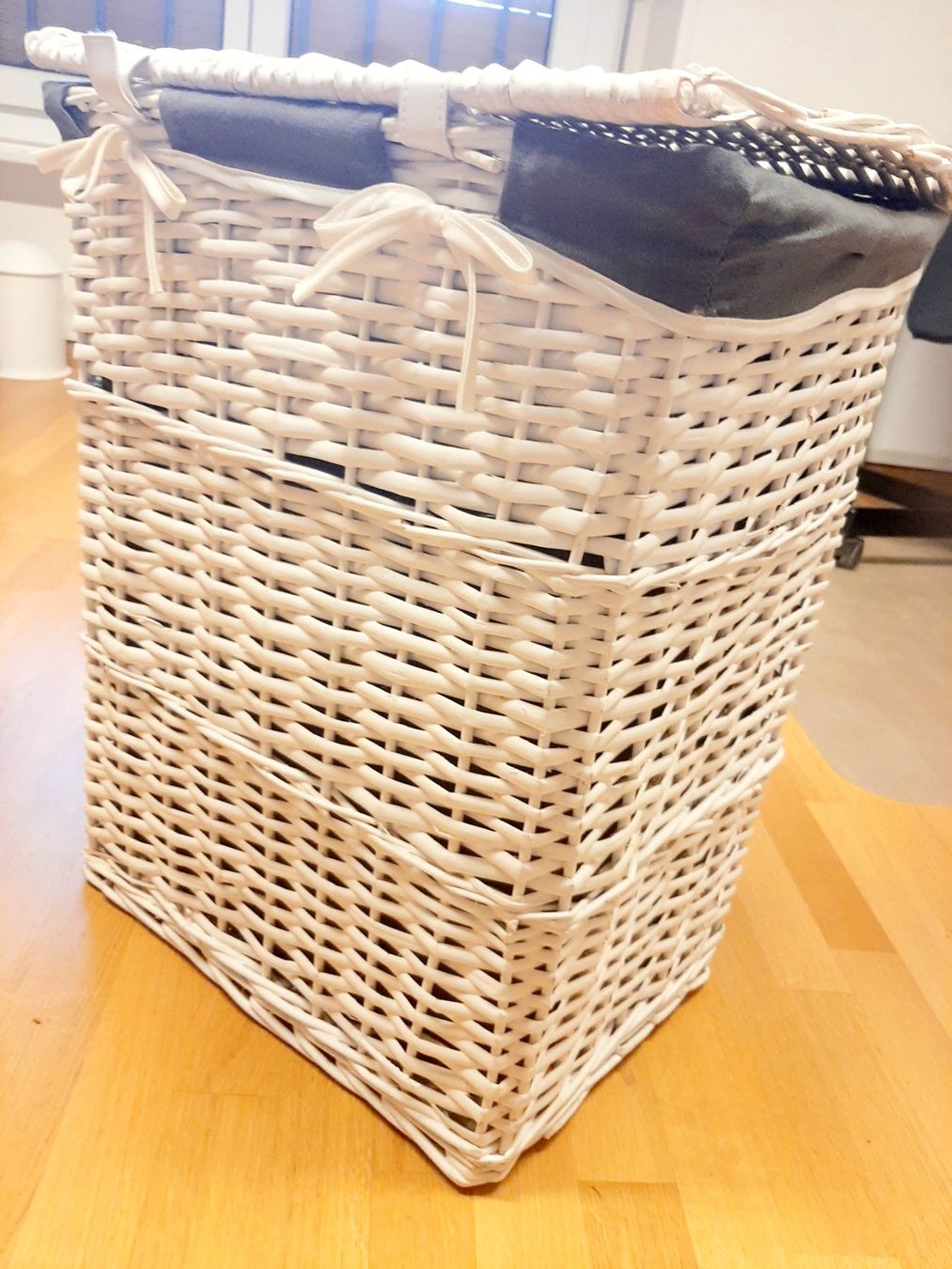 Cesti per biancheria: Panier à linge blanc tressé – Usato da lausanne venduto da bluestone02