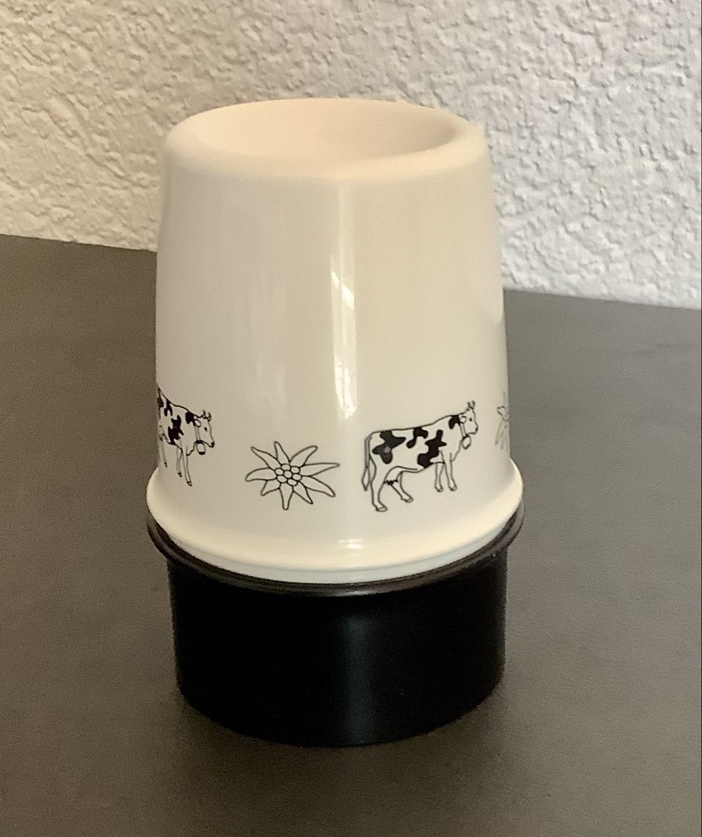 Tupperware Recipients et similaires: Tupperware Eier-Becher mit Kuh-Motiv – D'occasion à Züberwangen par benjause 1