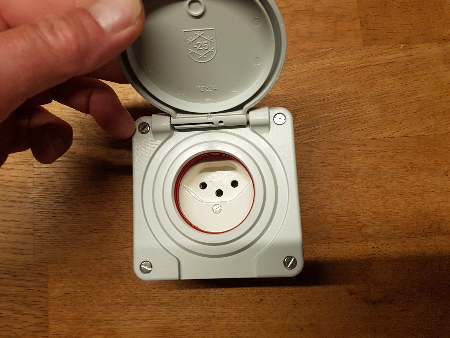 Feller Spine: Feller Steckdose IP55 mit Klappdeckel gebraucht</div> – Usato da Wettingen venduto da fredy024 2