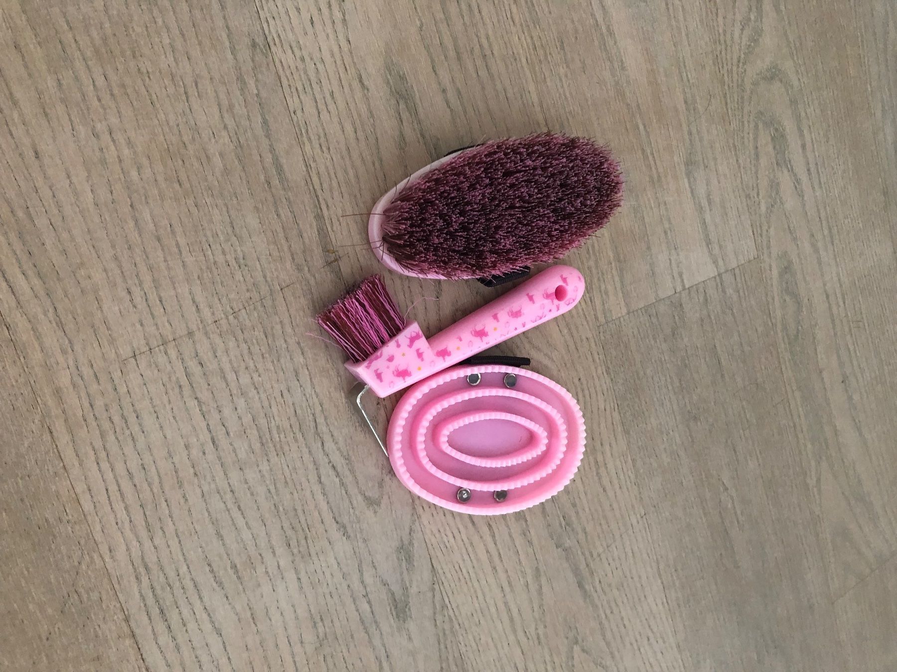 Sonstiges für Haushalt & Wohnen: Pony mit Striegel und Bürste – Gebraucht aus Adliswil von rossoelmare