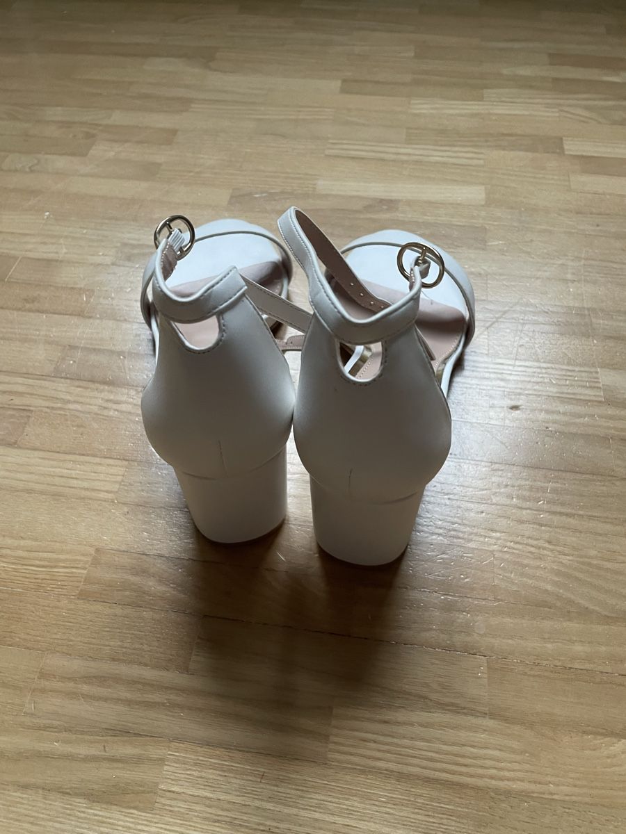 Scarpe da donna: Weisse Sandalen mit Absatz – Usato da Seuzach venduto da Sazu1 2