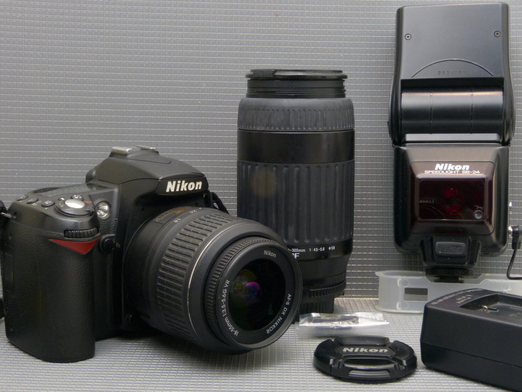 Nikon Kamera: Nikon D-90 Digitale Spiegelreflexkamera+ 2 Objektive + Blitz – Gebraucht aus Rheineck von mur.man