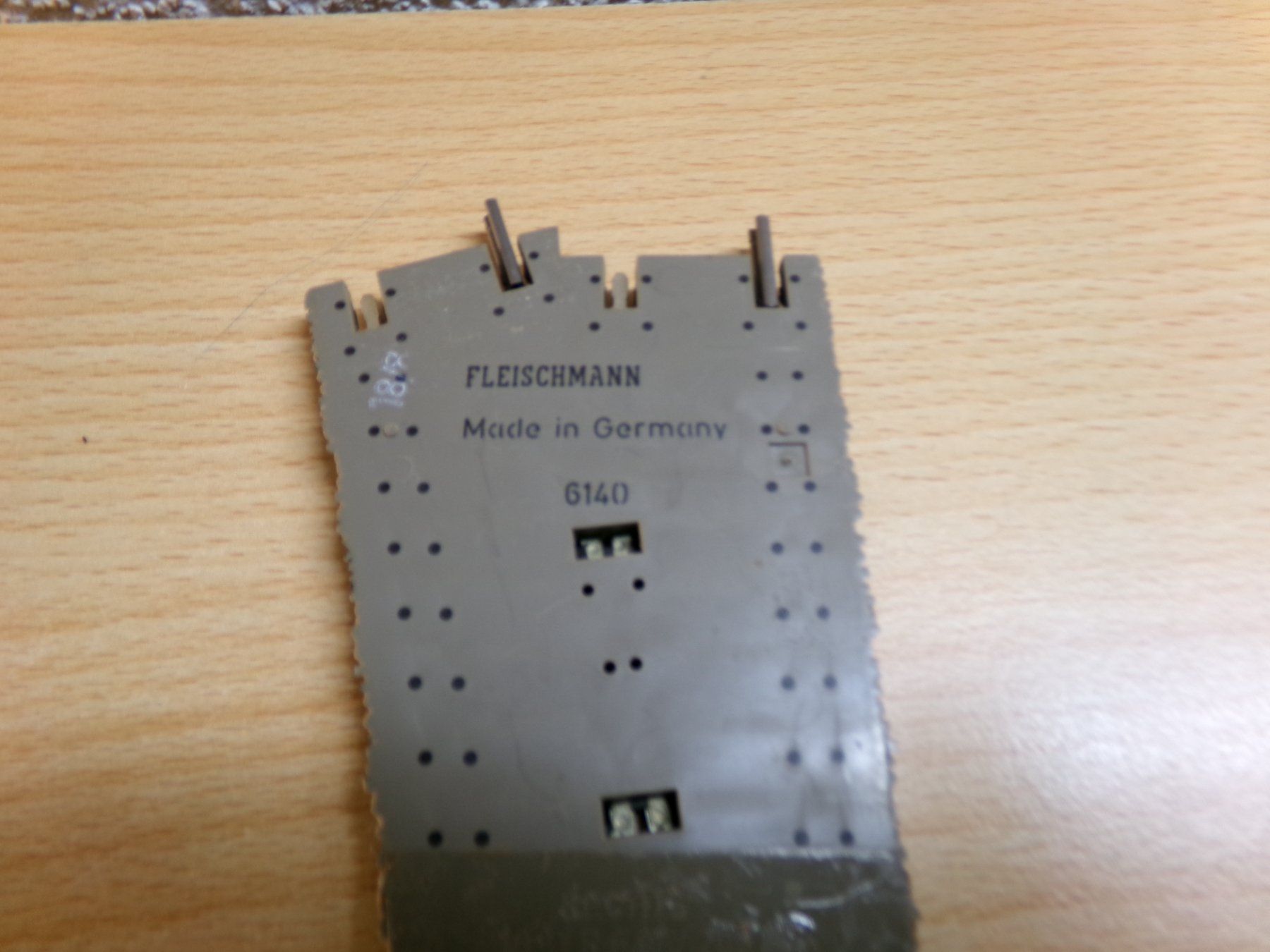Fleischmann Modellini di ferrovie: Fleischmann H0 Profigleis Weiche rechts 6140 mit Antrieb – Usato da Hombrechtikon venduto da Se9 8