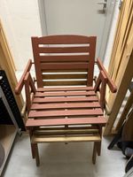 2 Gartenstühle Holz rotbraun akzeptabler Zustand