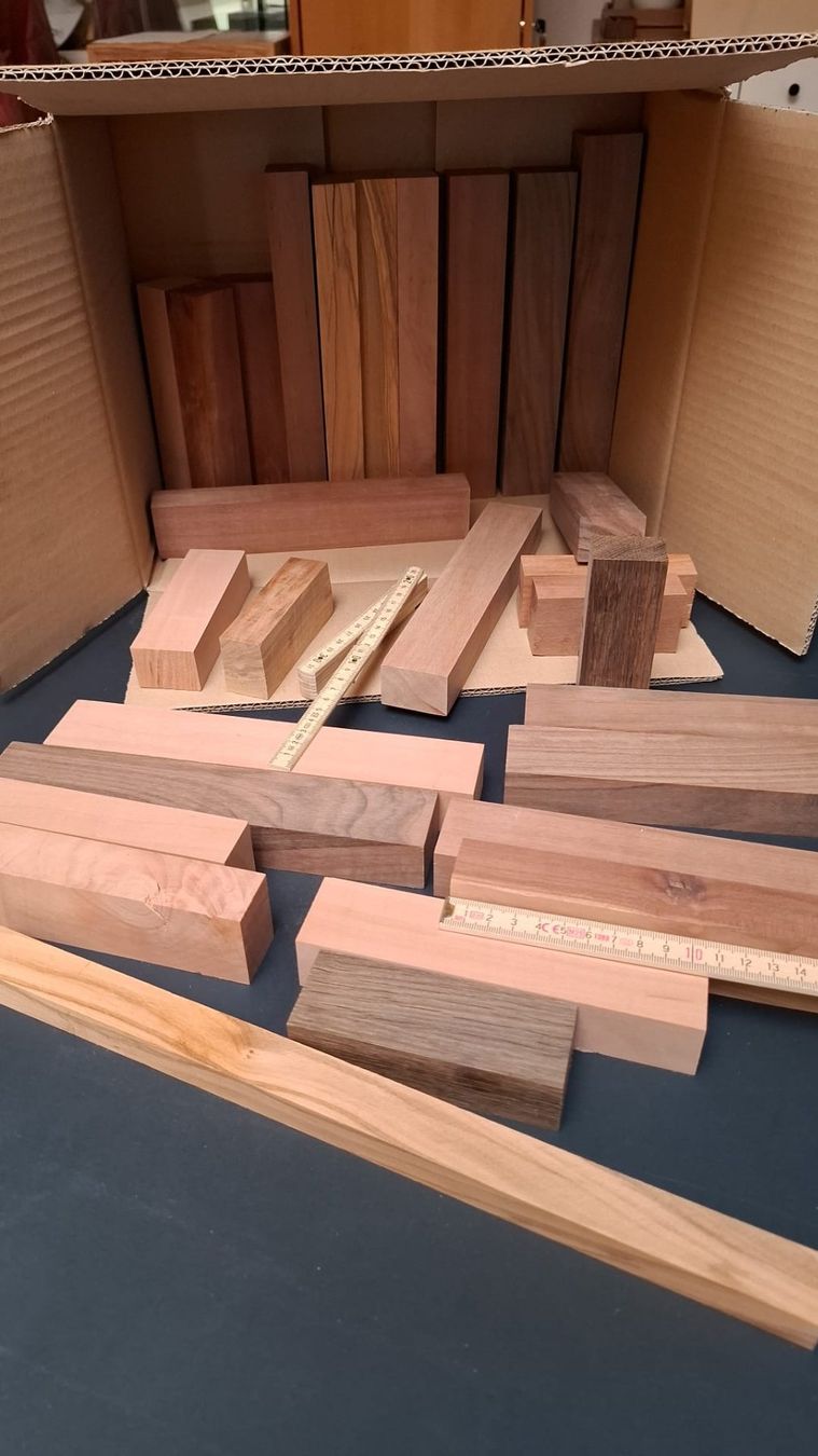Articoli in legno: Holzklötze Birne, Nussbaum, Olive etc. – Nuovo (secondo la descrizione) da Basel venduto da WoodAndLuxuryGmbH