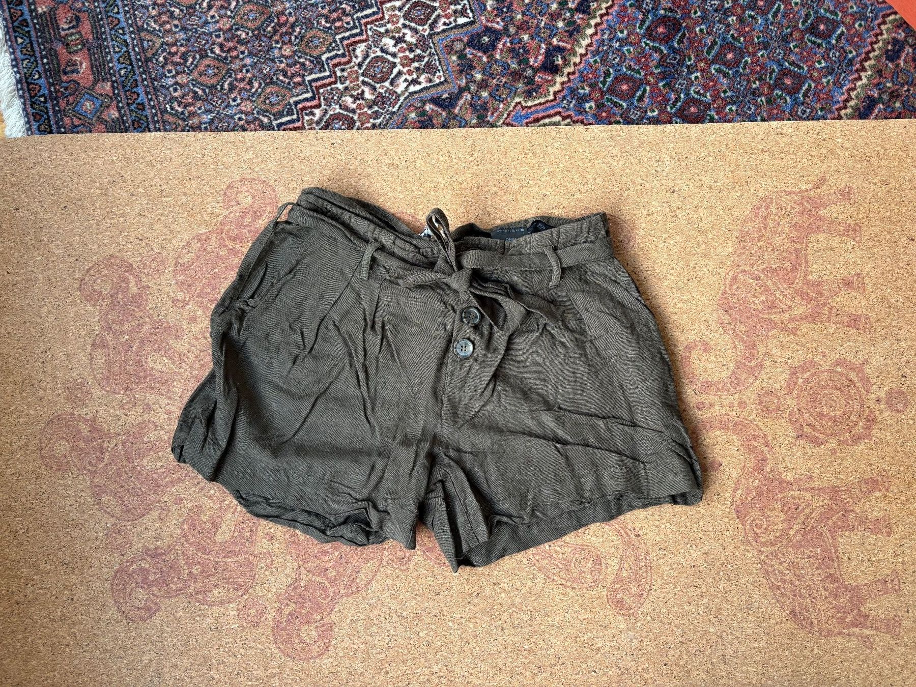 Only Pantaloni: kurze Sommerhose – Usato da Olten venduto da mar_dg8p