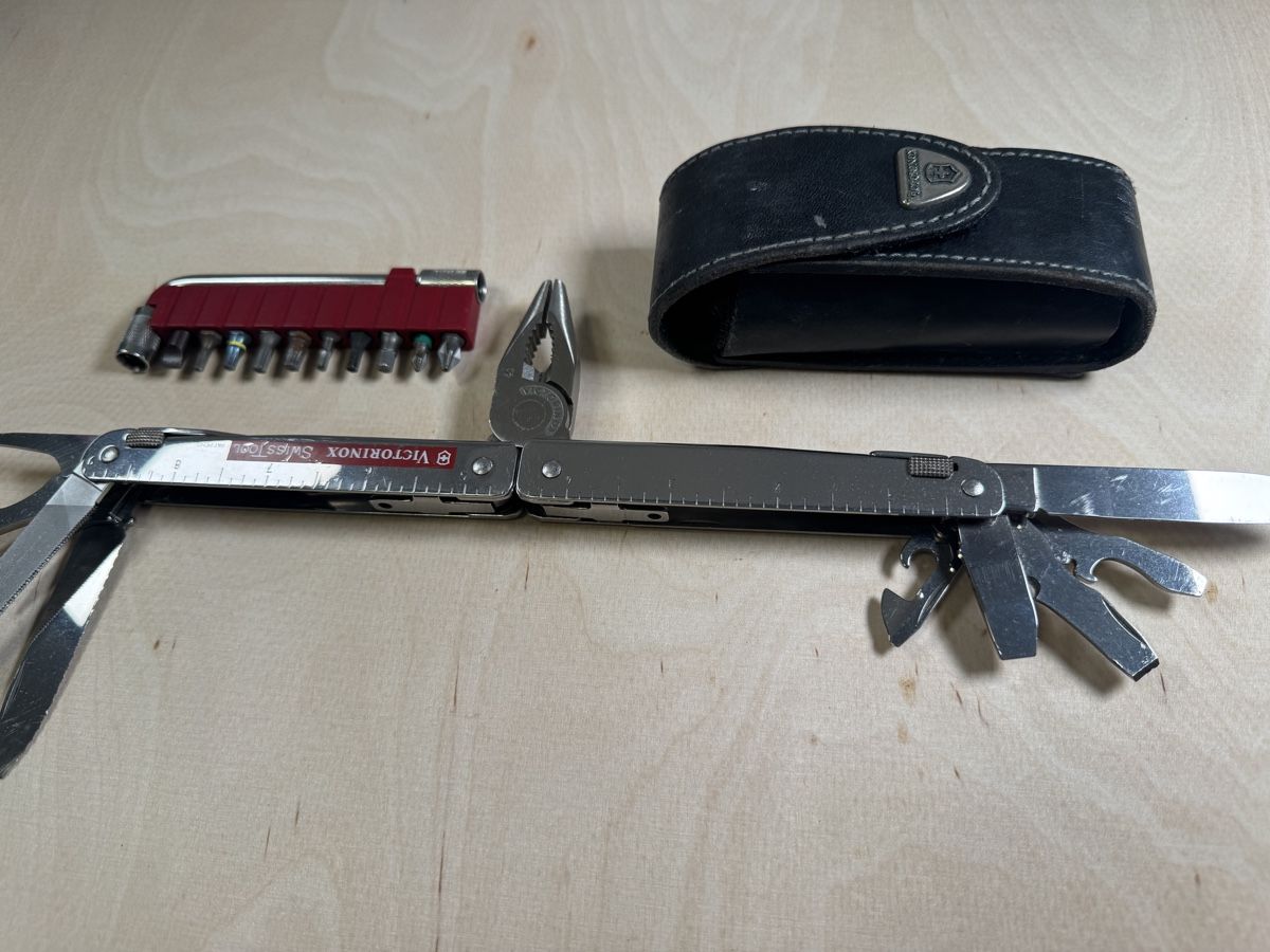 Victorinox Tous les outils: Victorinox SwissTool Multitool mit Bitset Lederetui – D'occasion à Zürich par Marble 7