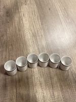 6 Tassen mit Zierrand Keramik 7 cm hoch guter Zustand
