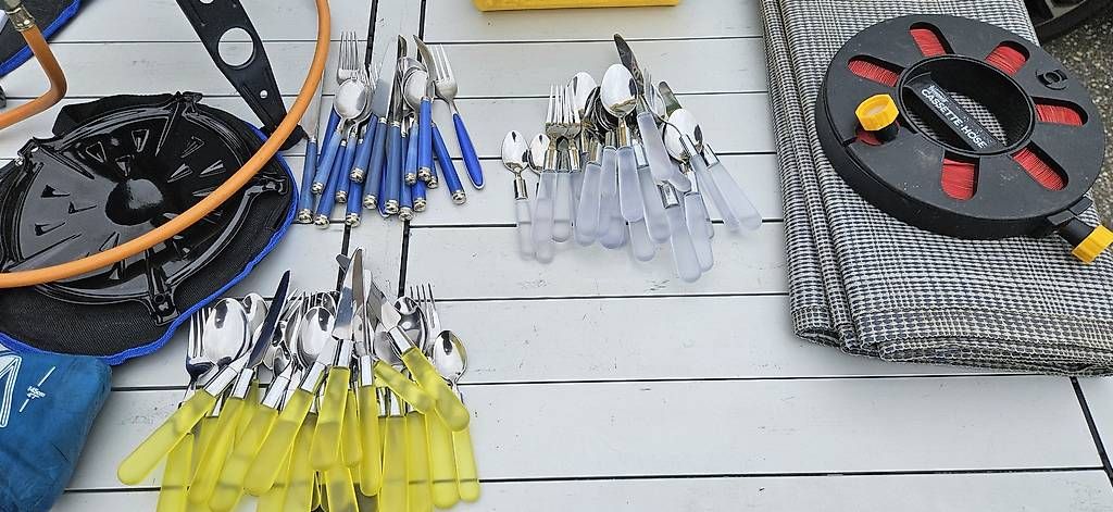 Bestecksets: Camping Besteck, blau oder gelb – Gebraucht aus Aarau Rohr von Adoxa